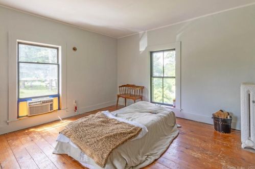 211 Woodbridge St, Manchester CT 06042-2346 exterior