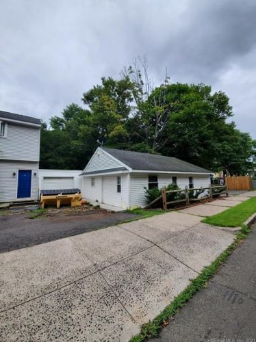 342 Ctr St, Meriden CT 06450-3339 exterior