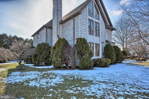 409 Dart Dr, Hanover PA 17331-1327 exterior