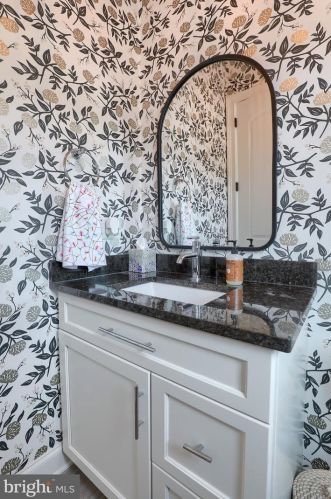 453 Delp Rd, Lancaster PA 17601-2915 exterior