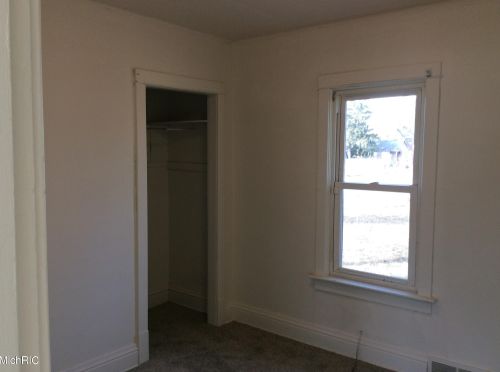 210 Hackley Ave, Meskegon MI 49444-1060 exterior