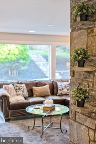 160 Paxon Holw Rd, Media PA 19063-1163 exterior