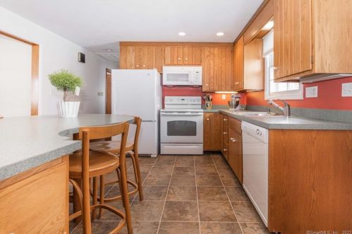 47 Lexton Dr, Farmington CT 06032-2412 exterior