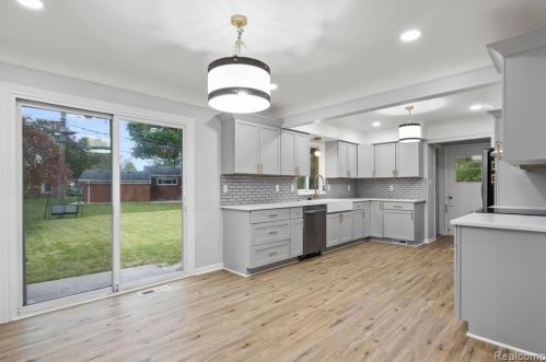 421 Beech Daly St, Dearborn Heights MI  48125-1000 exterior