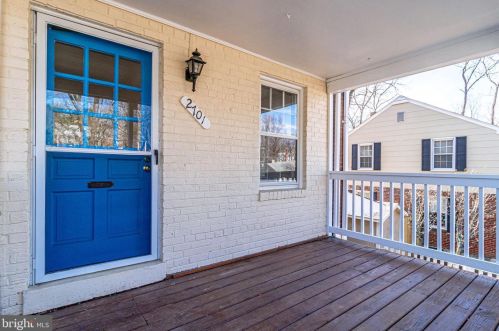 2701 Farmington Dr, Alexandria VA 22303-1315 exterior