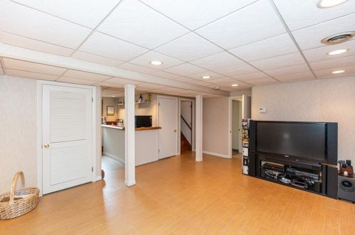 8 Ferncrest Dr, Providence RI 02919-3503 exterior