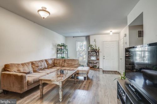 7818 Colonial Springs Blvd, Alexandria VA  22306-2864 exterior