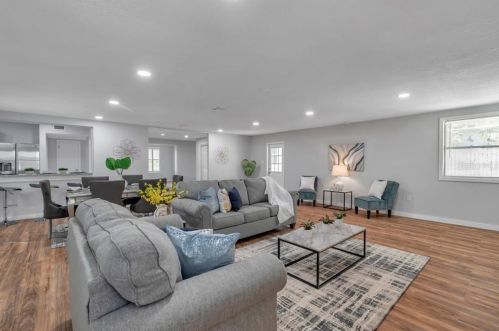 718 Riv Dr, Tampa FL 33617-7857 exterior