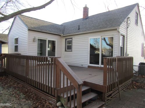 946 Quarterline Rd, Meskegon MI 49444-9705 exterior