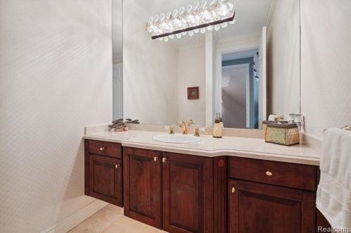 2511 Golf Crst Dr, Rochester MI 48309-4063 exterior