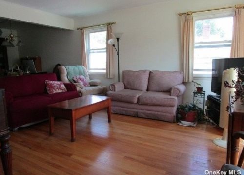 119 Hoffman St, Valley Stream, NY 11580-3713