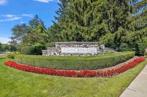 1039 Bloomview Cir, Rochester MI 48307-1728 exterior