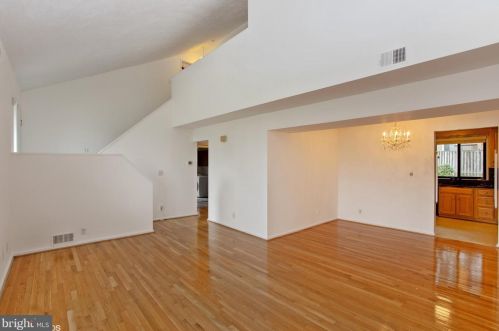 6803 Vantage Dr, Alexandria VA  22306-1240 exterior