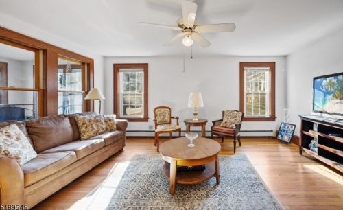 54 Main St, Clinton NJ 08809-1250 exterior