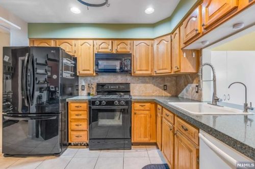 22 Amethyst Ln, Paterson NJ 07501-3364 exterior