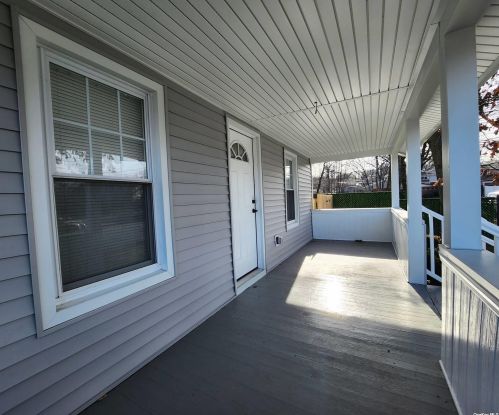 20 Lowndes Ave, Huntington Station NY 11746-1224 exterior