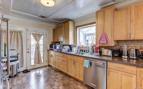 24 Vondran St, Huntington Station NY 11746-2548 exterior