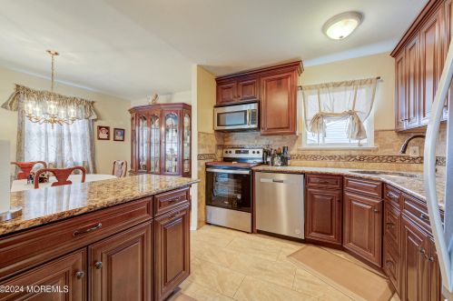 22 Dogwood Ln, Hazlet, NJ 07730-1409