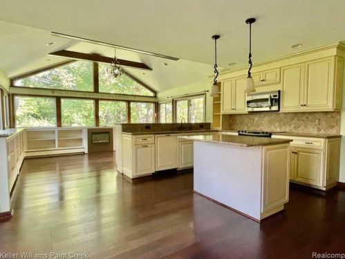 462 Charlesina Dr, Rochester, MI 48306-2622