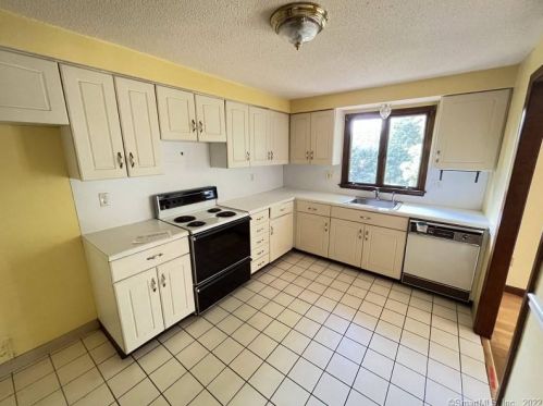 21 Burnham St, Hartford CT 06108-0010 exterior