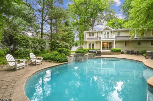 1 Crestwood Dr, Chatham Township NJ 07928-1720 exterior