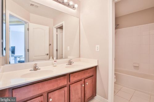 16609 Fox Chase Ct, Leesburg VA 20176-7845 exterior