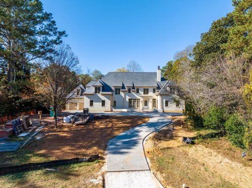 3364 Knollwood Dr, Atlanta GA 30305-1022 exterior