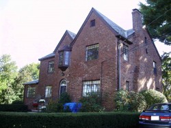 82 Kenilworth St, Newton, MA 02458-2723