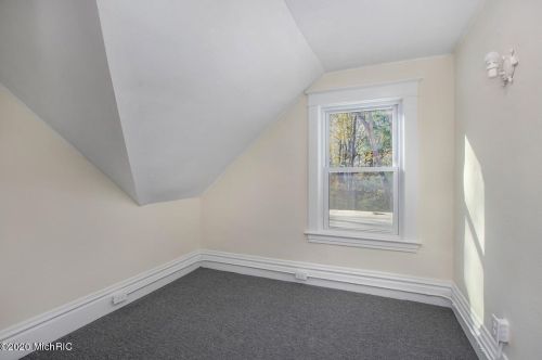 1033 Fenimore Ave, Kalamazoo MI 49048-2028 exterior