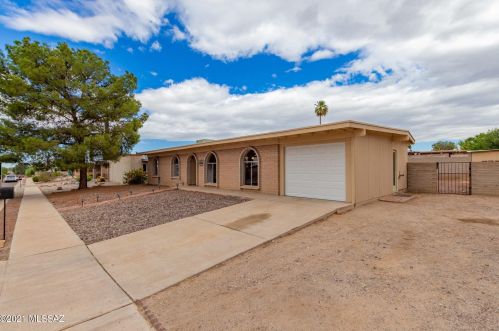 9061 39th St, Tucson, AZ 85730-2106