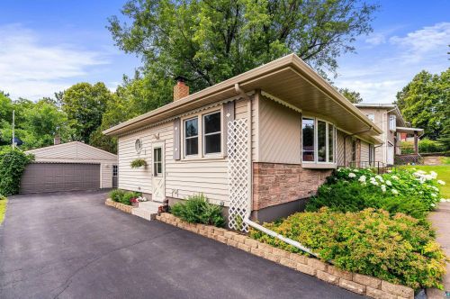 2134 Hillcrest Dr, Duluth MN 55811-3134 exterior