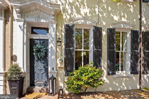 204 Royal St, Alexandria VA  22314-2627 exterior