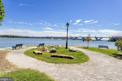 25 Wilkes St, Alexandria VA 22314-3853 exterior