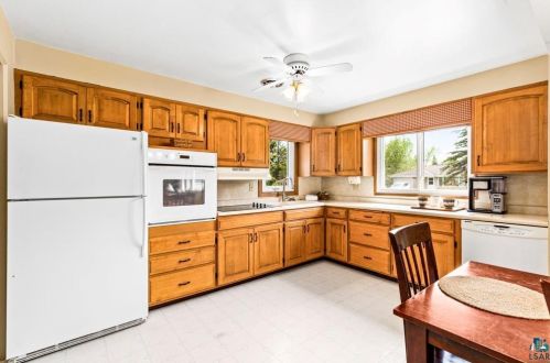 2344 Hutchinson Rd, Duluth MN 55811-3266 exterior