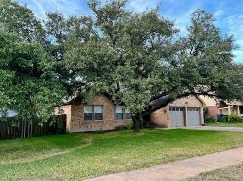 6918 Dallas Dr, Austin TX  78729-7826 exterior