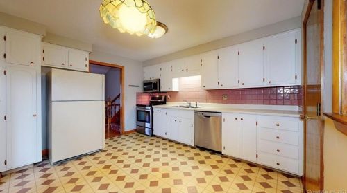 38 Spier Ave, Enfield, CT 06082-4346