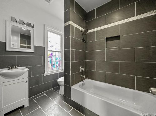 19433 22 Mile Rd, Macomb Township MI 48044-1706 exterior