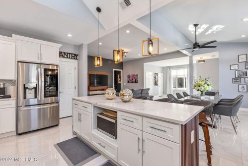 277 Broadway, East Freehold NJ 07728-1813 exterior