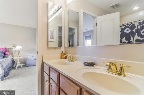 13606 Mt Prospect Dr, Rockville MD 20850-3510 exterior