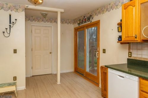 12 Oakwood Trl, Kinnelon NJ 07405-3115 exterior