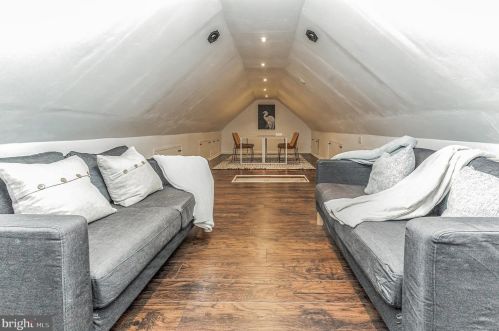 1612 Oakcrest Dr, Alexandria VA 22302-2337 exterior