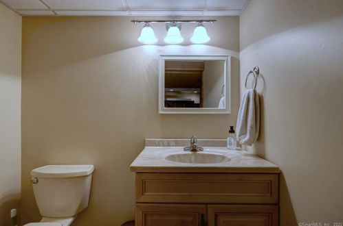 55 Mtn Brk Rd, North Haven CT 06473-1019 exterior