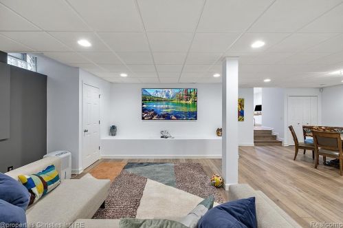 1174 Lakeside Dr, Bham MI 48009-1381 exterior