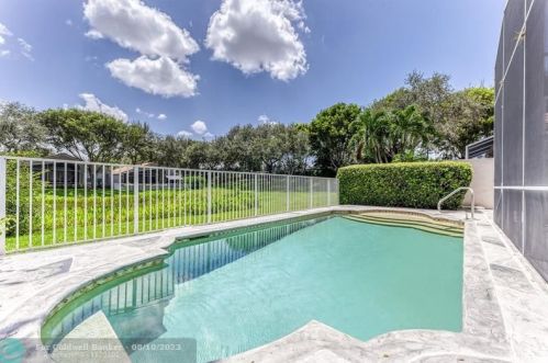 7948 Lando Ave, Boynton Beach FL 33437-6359 exterior