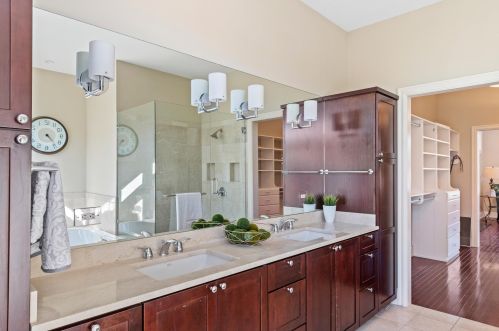 925 Pearson St, Milwaukee WI 53202-1522 exterior