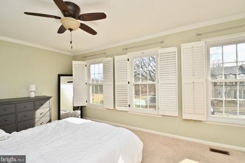 5648 Ridge View Dr, Alexandria VA  22310-1467 exterior