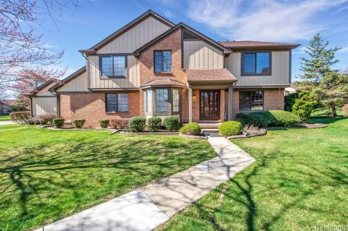 287 Meadow Bridge Dr, Rochester, MI 48307-3051