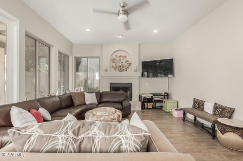 4564 Chisum Trl, Phoenix AZ  85050-8525 exterior