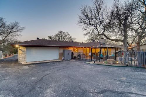 8702 Crst Rdg Cir, Austin TX 78750-3018 exterior