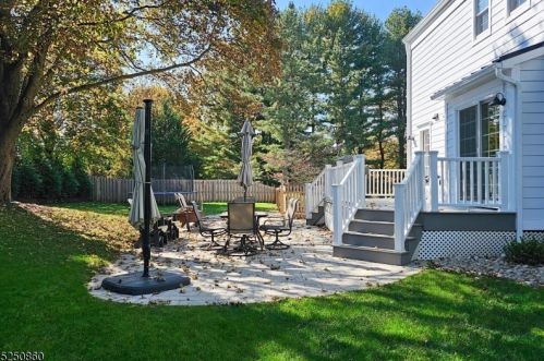 13 Larch Dr, Chester NJ  07930-2607 exterior